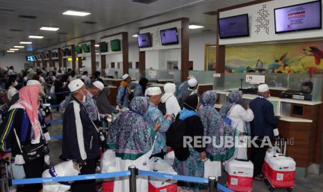 Jamaah haji asal embarkasi Jakarta Pondok Gede melakukan lapor diri keimigrasian setibanya di Terminal 2 Bandara Soekarno Hatta, Tangerang, Banten, Selasa (4/7/2023). Sebanyak 371 jamaah haji kloter empat embarkasi Jakarta Pondok Gede menjadi penerbangan perdana yang tiba di tanah air setelah melakukan rangkaian ibadah haji Arab Saudi.  