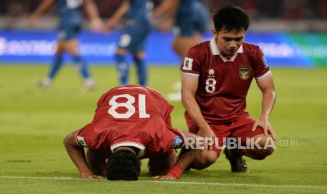 Pemain timnas Indonesia Ramadhan Sananta (kiri) bersama Witan Sulaeman (kanan) melakukan sujud sukur usai berhasil mencetak gol saat bertanding melawan timnas Brunei Darussalam pada laga Kualifikasi Piala Dunia 2026 zona Asia di Stadion Utama Gelora Bung Karno (SUGBK), Jakarta, Kamis (12/10/2023). Timnas Indoneaia berhasil menang melawan timnas Brunei Darussalam dengan skor 6-0 yang dihasilkan oleh gol hatrick  Dimas Drajad, dua gol oleh Ramadhan Sananta dan satu gol dari Rizky Ridho.