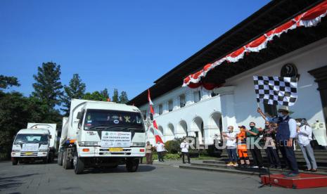 Gubernur Jawa Barat Ridwan Kamil melepas Truk pengangkut oksigen saat acara Jabar Punya Informasi Vol. 79 bertajuk Jabar-Indonesia 1 Nafas. Apresiasi Donasi Oksigen untuk Warga Jawa Barat, di halaman Gedung Sate, Kota Bandung, Rabu (28/7). 