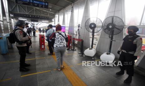 Anggota Brimobda Jabar berjaga di Stasiun Bojonggede, Bogor, Jawa Barat, Senin (20/4/2020). Penjagaan Stasiun Bogor tersebut dilakukan selama  penerapan Pembatasan Sosial Berskala Besar (PSBB)