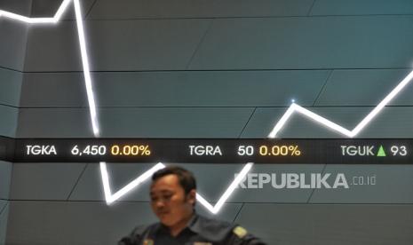 Pekerja berada di dekat layar pergerakan Indeks Harga Saham Gabungan (IHSG).