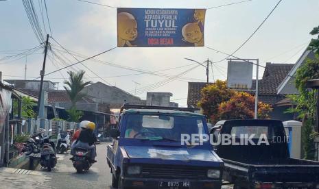 Warga Kampung Burujul 1, Kelurahan Nagarasari, Kecamatan Cipedes, Kota Tasikmalaya, memasang spanduk ada tuyul karena sering kehilangan uang, Sabtu (3/6/2023).