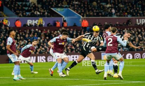 Dan Burn (tengah) dari Newcastle beraksi selama pertandingan sepak bola Liga Utama Inggris antara Aston Villa FC dan Newcastle United, di Birmingham, Inggris, Rabu (31/1/2024) dini hari WIB.