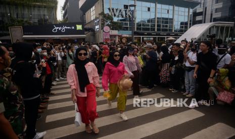 Model melakukan peragaan busana di kawasan Dukuh Atas, Jakarta, Senin (25/7/2022). Peragaan busana bertajuk Citayam Fashion Week kini semakin ramai dilakukan oleh berbagai kalangan mulai dari artis, content creator hingga remaja yang datang dari ibu kota maupun luar kota. Republika/Putra M. Akbar