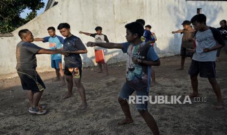 Pelatih memberikan arahan gerakan bela diri boxer.  