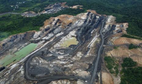 Penampakan lubang tambang batu bara di kawasan Ibu Kota Negara (IKN) Nusantara, tepatnya di Kelurahan Teluk Dalam, Kecamatan Muara Jawa, Kutai Kertanegara, Kalimantan Timur. 