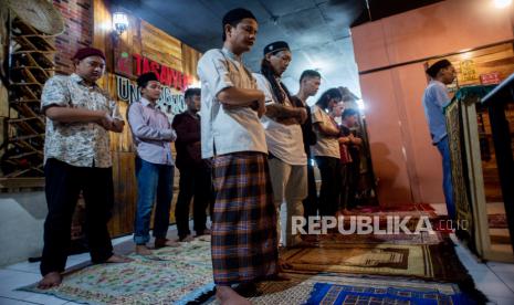 Orang melintas dan orang yang sholat harus sama-sama bijak. Ilustrasi sholat 