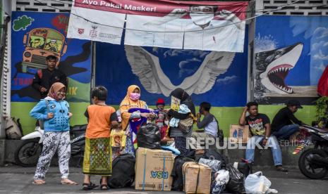 Sejumlah calon penumpang menunggu jadwal keberangkatan bus di Terminal Cicaheum, Kota Bandung, Rabu (5/5). Sehari jelang larangan mudik lebaran pada tanggal 6-17 Mei 2021, jumlah penumpang bus di Terminal Cicaheum mengalami peningkatan sebesar 40 sampai 50 persen atau 1.200 penumpang per hari dibandingkan dengan hari biasa. Foto: Republika/Abdan Syakura