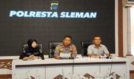 Kepala Polsek (Kapolsek) Ngaglik Kompol M Mashuri mengungkap kasus kematian anak yang diduga dicekik dan ditenggelamkan, saat konferensi pers di Markas Polresta Sleman, Rabu (6/3/2024). 