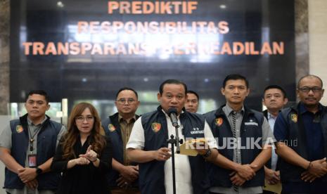 Kasatgas Anti Mafia Bola Polri Irjen Asep Edi Suheri memberikan keterangan di Bareskrim Polri, Jakarta, Kamis (12/10/2023). Satgas Anti Mafia Bola Polri kembali menetapkan 2 orang tersangka terkait kasus pengaturan skor dalam pertandingan di Liga 2.  Sebelumnya sudah ada 6 orang tersangka dalam kasus ini, sehingga saat ini sudah ada 8 orang tersangka dalam kasus tersebut.