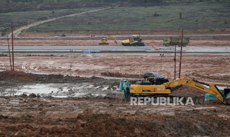 Alat berat beroperasi di area proyek Bandara VVIP IKN, Penajam Paser Utara, Kalimantan Timur, Kamis (15/8/2024). 