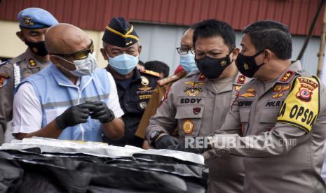 Kapolda Jawa Barat Irjen Pol Ahmad Dofiri (kanan) bersama jajaran terkait melihat barang bukti tembakau sintetis saat acara pemusnahan barang bukti hasil tindak pidana narkoba di Polda Jawa Barat, Jalan Soekarno Hatta, Kota Bandung, Selasa (22/12). Kepolisian Daerah (Polda) Jawa Barat memusnahkan barang bukti tindak pidana narkoba hasil pengungkapan periode Juli hingga Desember 2020 berupa 14.487,16 gram sabu, 1.500,64 gram ganja, 161.518 butir obat-obatan terlarang, 120.641,74 gram tembakau sintetis, 64 jeriken tuak dan 20.057 botol minuman keras. Foto: Abdan Syakura/Republika