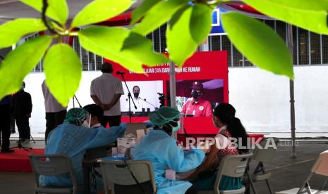 Pelajar mengikuti penyuntikan vaksin Covid-19 Sinovac di Sekolah Nasional Tiga Bahasa Budi Utama, Sleman, Yogyakarta, Rabu (14/7). Yogyakarta mulai melakukan vaksinasi massal Covid-19 di sekolah untuk pelajar. Sebanyak 49.999 anak menjadi target vaksinasi Covid-19 di Yogyakarta.