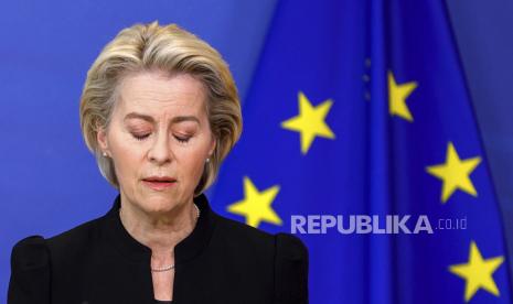  Presiden Komisi Eropa Ursula von der Leyen bersiap untuk membuat pernyataan, mengenai kematian Presiden Parlemen Eropa David Sassoli, di markas besar Uni Eropa di Brussels, Selasa, 11 Januari 2022. David Sassoli, jurnalis Italia yang menapaki karir politiknya dan menjadi presiden parlemen Uni Eropa, meninggal di sebuah rumah sakit di Italia Selasa pagi, 11 Januari 2022 kata juru bicaranya.