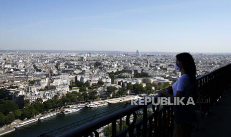  Seorang pengunjung melihat pemandangan dari Menara Eiffel, di Paris, Kamis, 25 Juni 2020. Menara Eiffel dibuka kembali setelah pandemi virus mengarah ke penutupan terpanjang ikon landmark Paris sejak Perang Dunia II.