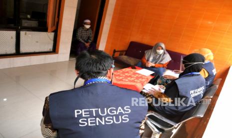 Petugas sensus dari Bahan Pusat Statistik (BPS) menggunakan pelindung wajah melakukan sensus penduduk