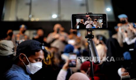 Kepala Divisi Humas Mabes Polri Irjen Pol Dedi Prasetyo menyampaikan keterangan pers hasil sidang banding kode etik Polri terhadap mantan Kepala Divisi Propam Polri Ferdy Sambo di Gedung TNCC Polri, Jakarta, Senin (19/9/2022).Majelis sidang banding kode etik memutuskan menolak permohonan banding terkait pemberhentian tidak dengan hormat (PTDH) atau pemecatan sebagai anggota Polri terhadap Ferdy Sambo atas kasus tewasnya Brigadir J. Dengan putusan tersebut, mantan Kadiv Propam tersebut resmi dipecat sebagai anggota Polri. Republika/Thoudy Badai