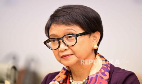 Menteri Luar Negeri Retno Marsudi berbicara dengan Menteri Luar Negeri Australia Penny Wong(tidak ada foto) dalam pertemuan bilateral di Parliament House di Canberra, Australia, Rabu (8/2/2023).