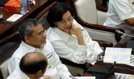 Menteri Keuangan Sri Mulyani Indrawati saat mengikuti rapat kerja dengan Komis XI di Kompleks Parlemen, Senayan, Jakarta, Senin (12/6/2023). Rapat kerja tersebut membahas pengantar Rencana Kerja Anggaran (RKA) dan Rencana Kerja Pemerintah (RKP) Kementerian Keuangan tahun 2024.