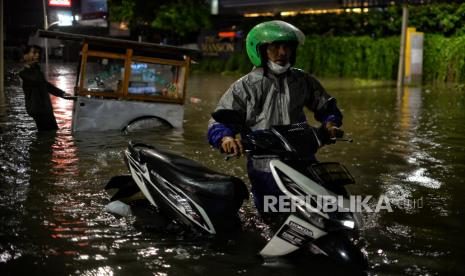 Hujan intensitas lebat disertai angin kencang berpotensi terjadi di Jawa Tengah.