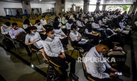 Sejumlah peserta Seleksi Kompetensi Bidang Calon Pegawai Negeri Sipil (SKB CPNS) menunggu waktu pelaksanaan tes di Kantor Wali Kota Jakarta Selatan, Selasa (30/11).