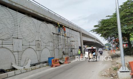 Petugas mempercantik Flyover Kopo dengan ornamen kearifan lokal seperti kujang dan corak batik mega mendung, di Jalan Bypass Soekarno Hatta, Kota Bandung. Kementerian PUPR sebut Flyover Kopo, Bandung harus uji laik dulu sebelum dioperasikan