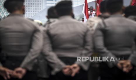 Sejumlah mahasiswa dari berbagai perguruan tinggi berunjuk rasa menolak kenaikan bahan bakar minyak (BBM) subsidi di kawasan Medan Merdeka Barat, Jakarta, Kamis (8/9/2022). 