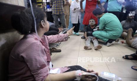 Petugas medis Palestina merawat seorang anak yang terluka akibat pemboman Israel terhadap sebuah bangunan tempat tinggal di Rumah Sakit Martir al-Aqsa di Deir al Balah, Jalur Gaza tengah, Senin (24/6/2024)