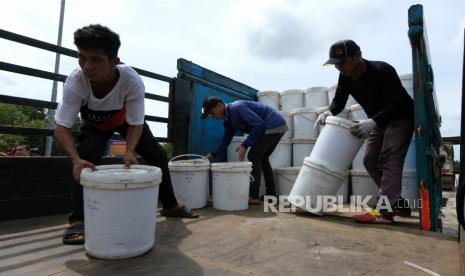 Sejumlah pekerja memindahkan ember berisi ubur-ubur dari truk Indonesia saat melakukan aktivitas bongkar muat barang ekspor di Pos Lintas Batas Negara (PLBN) Terpadu Aruk di Desa Sebunga, Kecamatan Sajingan, Kabupaten Sambas, Kalimantan Barat. Kementerian Kelautan dan Perikanan (KKP) menyiapkan langkah-langkah percepatan implementasi National Logistic Ecosystem (NLE) 2023. Selain mendorong Layanan Sistem Karantina Ikan (SISKAROLINE) yang berkolabarasi dengan layanan Sistim Bea Cukai (CEISA), pendekatan kolaboratif Karantina menjadi bagian penting dalam rencana aksi implementasi NLE tersebut.