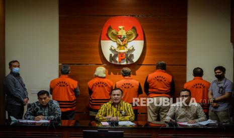 Ketua KPK Firli Bahuri (tengah), Juru bicara KPK Ali Fikri (kanan) menyampaikan konferensi pers penahanan terhadap lima tersangka dugaan tindak pidana korupsi proyek fiktif di BUMN PT Waskita Karya Tbk tahun 2009-2015 di Gedung KPK, Jakarta, Kamis (23/7). KPK resmi menahan lima tersangka yaitu Kepala Divis II PT. Waskita Karya Tbk periode 2011-2013 Fathor Rachman, Kepala Bagian Keuangan dan Risiko Divisi II PT. Waskita Karya Tbk periode 2010-2014 Yuly Ariandi Siregar, mantan Kepala Divisi III/Sipil/II PT. Waskita Karya Tbk Desi Arryani, mantan Kepala Bagian Pengendalian Divisi III/Sipil/II PT. Waskita Karya Tbk Jarot Subana, dan mantan Kepala Proyek dan Kepala Bagian Pengendalian Divisi III/Sipil/II PT. Waskita Karya Tbk Fakih Usman terkait proyek fiktif di BUMN PT. Waskita Karya Tbk periode 2009-2015.