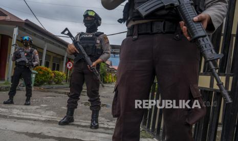 Polisi berjaga di depan gerbang Rumah Sakit Bhayangkara yang akan menjadi lokasi identifikasi dua jenazah dari kelompok DPO Mujahidin Indonesia Timur (MIT) Poso di Palu, Sulawesi Tengah, Ahad (11/7/2021). Prajurit Kopassus dalam tim Komando Operasi Gabungan Khusus (Koopsgabssus) Tricakti yang tergabung dalam Satgas Operasi Madago Raya menembak mati dua orang dari  kelompok DPO MIT Poso dalam kontak senjata di Pegunungan Tokasa, Desa Tanah Lanto, Kecamatan Torue, Kabupaten Parigi Moutong pada Minggu (11/7) pagi. Hingga foto ini diturunkan, petugas masih melakukan evakuasi kedua jenazah dari hutan untuk dilakukan identifikasi