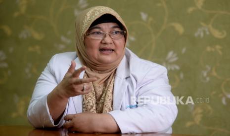 Dokter Spesialis Paru RSUP Persahabatan Jakarta yang juga Ketua Satgas Covid-19 IDI, Erlina Burhan. Erlina mengingatkan masyarakat bahwa vaksinasi Covid-19 dosis booster kedua tetap penting. (ilustrasi)