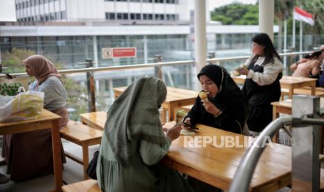 Ilustrasi adab makan. Al Ghazali menjelaskan sejumlah bid'ah adab makan.