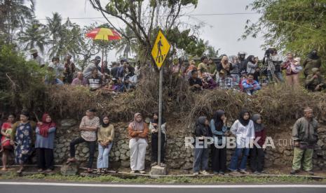 Warga menyaksikan proses olah tempat kejadian perkara di area rumah korban di Jalancagak, Kabupaten Subang, Jawa Barat, Selasa (24/10/2023). Direktorat Reserse Kriminal Umum (Dirkrimum) Polda Jabar melakukan olah tempat kejadian perkara (TKP) ulang kasus pembunuhan  ibu dan anak, Tuti Suhartini  (55) dan Amalia Mustika Ratu (23) yang terjadi pada tahun 2021. Dalam kasus tersebut, Dirkrimum Polda Jabar menetapkan lima orang tersangka yaitu Yosep Hidayah, M Ramdanu, Mimin, Arighi Reksa Pratama dan Abi.