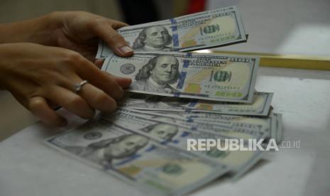 Karyawan menghitung uang dolar AS di salah satu gerai penukaran mata uang asing di Jakarta, Kamis (29/9/2022). 