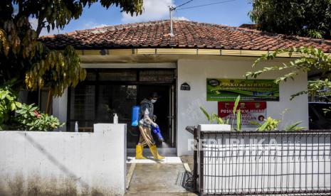 Petugas menyemprotkan cairan disinfektan di area Posko Kesehatan RW 04, Kelurahan Cipamokolan, Kecamatan Rancasari, Kota Bandung, Selasa (11/5). Warga RW 04, Kelurahan Cipamokolan, Kecamatan Rancasari mengubah salah satu rumah warga yang tidak terpakai menjadi posko kesehatan yang juga berfungsi sebagai ruang isolasi bagi pemudik yang lolos dari penyekatan petugas selama larangan mudik Lebaran 2021. Foto: Republika/Abdan Syakura