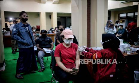 Tenaga kesehatan menyuntikan vaksin penguat atau vaksin booster kepada warga di Gedung PBNU, Jalan Kramat Raya, Jakarta Pusat, Kamis (24/4/2022). PBNU bersama Kepolisian Republik Indonesia dan Kementerian Agama menggelar vaksinasi booster untuk 1 juta masyarakat diseluruh Indonesia sebagai upaya mengantisipasi adanya ledakan kasus Covid-19 saat momentum mudik dan lebaran 2022. Vaksinasi tersebut digelar selama 4 hari mulai Kamis (21/4) hingga (24/4), di kantor PCNU, PWNU, Kemenag dan kantor Polisi juga disejumlah lembaga pendidikan dan pesantren NU di seluruh Indonesia. PBNU Luncurkan Program 1 Juta Vaksin Booster di Seluruh Indonesia