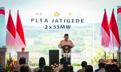 Presiden Prabowo Subianto memberikan sambutan saat meresmikan Proyek Strategis Ketenagalistrikan di 18 Provinsi yang dilakukan di Pembangkit Listrik Tenaga Air (PLTA) Jatigede di Kabupaten Sumedang, Jawa Barat, Senin (20/1/2025). PLTA Jatigede resmi beroperasi secara penuh yang dibangun oleh PT PLN (Persero) dengan kapasitas 2 X 55 MegaWatt (MW) serta hadirnya PLTA ini meningkatkan bauran energi dari sumber energi baru terbarukan (EBT) sebesar 110 MW yang mampu mengaliri listrik ke 71.923 rumah. 