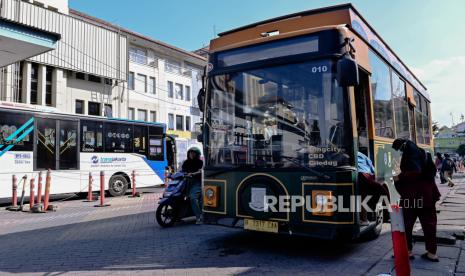 Penumpang menaiki bus Trans Tangerang Ayo (Tayo) di kawasan CBD Ciledug, Kota Tangerang, Kamis (14/12/2023). Dinas Perhubungan Kota Tangerang menyiapkan rute integrasi koridor bus Tayo yang akan terkoneksi dengan halte bus Transjakarta untuk meningkatkan kualitas pelayanan transportasi publik di Kota Tangerang. 