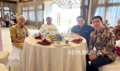 Ganjar-Prabowo-Erick Thohir- Gibran makan bersama di Bandara Adi Soemarmo, Senin (24/7/2023). 