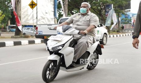 Gubernur Sulawesi Tenggara Ali Mazi (kiri).