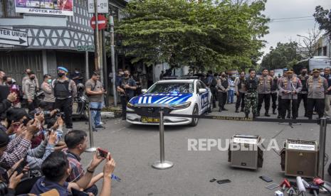 Kapolri Jenderal Listyo Sigit Prabowo (kedua kanan) didampingi Kapolda Jawa Barat Irjen Pol Suntana (kanan) berjalan untuk memberikan keterangan pers di Jalan Astana Anyar, Kota Bandung, Rabu (7/12/2022). Kapolri Jenderal Listyo Sigit Prabowo mengatakan pelaku bom bunuh diri di Polsek Astana Anyar, Kota Bandung terafiliasi jaringan Jamaah Ansharut Daulah (JAD) Jawa Barat. Akibat ledakan itu 11 orang menjadi korban, yakni 10 anggota polri dan seorang warga. PBNU Kutuk Insiden Bom Bunuh Diri di Astanaanyar