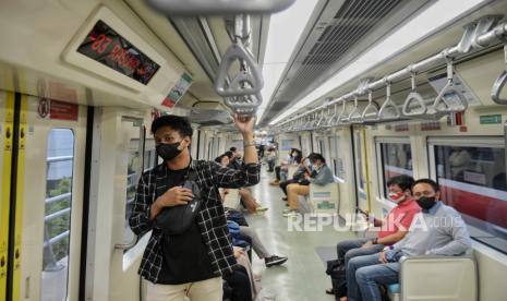 Penumpang menaiki Kereta Api Ringan atau Light Rail Transit (LRT) Jabodebek di stasiun Dukuh Atas, Jakarta, Selasa (9/1/2024).