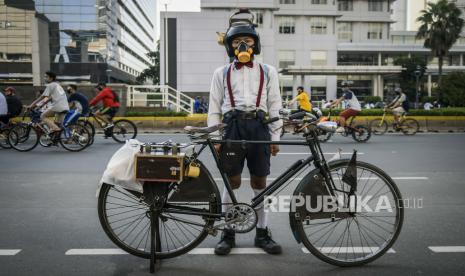 Warga beraktivitas saat Hari Bebas Kendaraan Bermotor (HBKB) atau Car Free Day (CFD) di masa Pembatasan Sosial Berskala Besar (PSBB) transisi di kawasan Jalan Sudirman Jakarta, Ahad (21/6/2020). Pemprov DKI Jakarta kembali menggelar HBKB atau car free day dengan menerapkan protokol kesehatan di sepanjang Jalan Jendral Sudirman dan MH Thamrin setelah ditiadakan sejak 15 Maret 2020 lalu karena pemberlakuan PSBB  untuk mencegah penyebaran COVID-19 semakin meluas