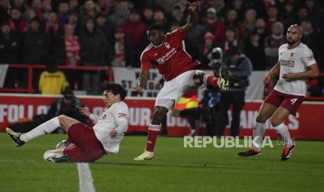 Taiwo Awoniyi dari Nottingham Fores (atas) dan Anthony Martial dari Manchester United berebut bola selama pertandingan sepak bola putaran kelima Piala FA Inggris antara Nottingham Forest dan Manchester United di City ground di Nottingham, Inggris, Kamis (29/2/2024) dini hari WIB.