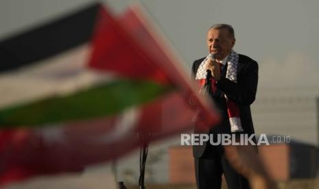 Presiden Turki Recep Tayyip Erdogan, berbicara kepada para peserta rapat umum untuk menunjukkan solidaritas mereka terhadap Palestina, di Istanbul, Turki, Sabtu, 28 Oktober 2023.