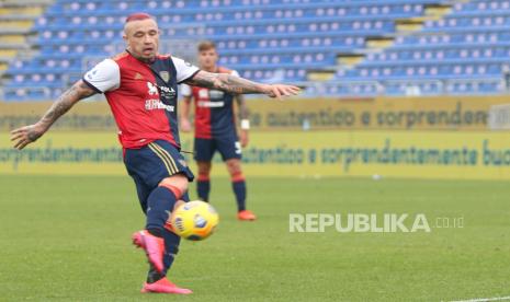 Mantan gelandang AS Roma, Radja Nainggolan, mengecam cara ia diperlakukan oleh Royal Antwerp.