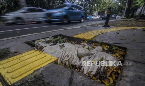 Kondisi salah satu ruas trotar yang bolong di Jalan Gunawarman, Kebayoran Baru, Jakarta, Ahad (28/2). Pemerintah Provinsi DKI Jakarta berencana menata trotoar sepanjang 4,6 kilometer di kawasan Kebayoran Baru, Jakarta Selatan, yang akan mulai dilaksanakan pada bulan Mei dan ditargetkan selesai pada Desember 2021. Republika/Putra M. Akbar