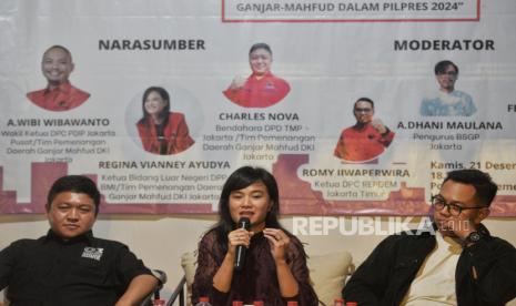 Bendahara DPD TMP Jakarta Charles Nova, Ketua Bidang Luar Negeri DPP BMI Regina Vianney Ayudya dan Ketua DPC REPDEM Jakarta Timur Romy Jiwaperwira (dari kiri) menjadi narasumber dalam diskusi publik di Sekretariat Tim Pemenangan Daerah (TPD) Provinsi DKI Jakarta Ganjar-Mahfud , Kamis (21/12/2023). Diskusi yang diselenggarakan oleh Barisan Soekarnois Ganjar For President bekerja sama dengan TPD DKI Jakarta tersebut mengambil tema Kenapa Pemuda Harus Memilih Ganjar-Mahfud. Dalam kesempatan itu pembicara mengungkapkan bahwa pasangan Ganjar-Mahfud memliliki rekam jejak yang jelas/baik sehingga cocok untuk memimpin bangsa Indonesia.