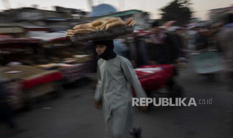  Seorang penjual roti berjalan-jalan di pasar di Kota Tua Kabul, Afghanistan, Selasa, 14 September 2021. Dikhawatirkan Afghanistan dapat semakin terjerumus ke dalam kelaparan dan keruntuhan ekonomi setelah kekacauan bulan lalu, yang menyebabkan Taliban menggulingkan pemerintah di sapuan kilat saat pasukan AS dan NATO keluar dari perang 20 tahun.